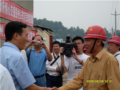 时任福建省委常委、福州市市委*袁荣祥看望我司四川汶川地震救灾员工